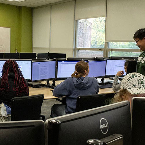 Students on computers in EGR 102 classroom